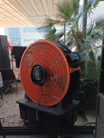 Ventilador de pie transportable con depósito de agua en Laplace, polígono PLAZA, Zaragoza